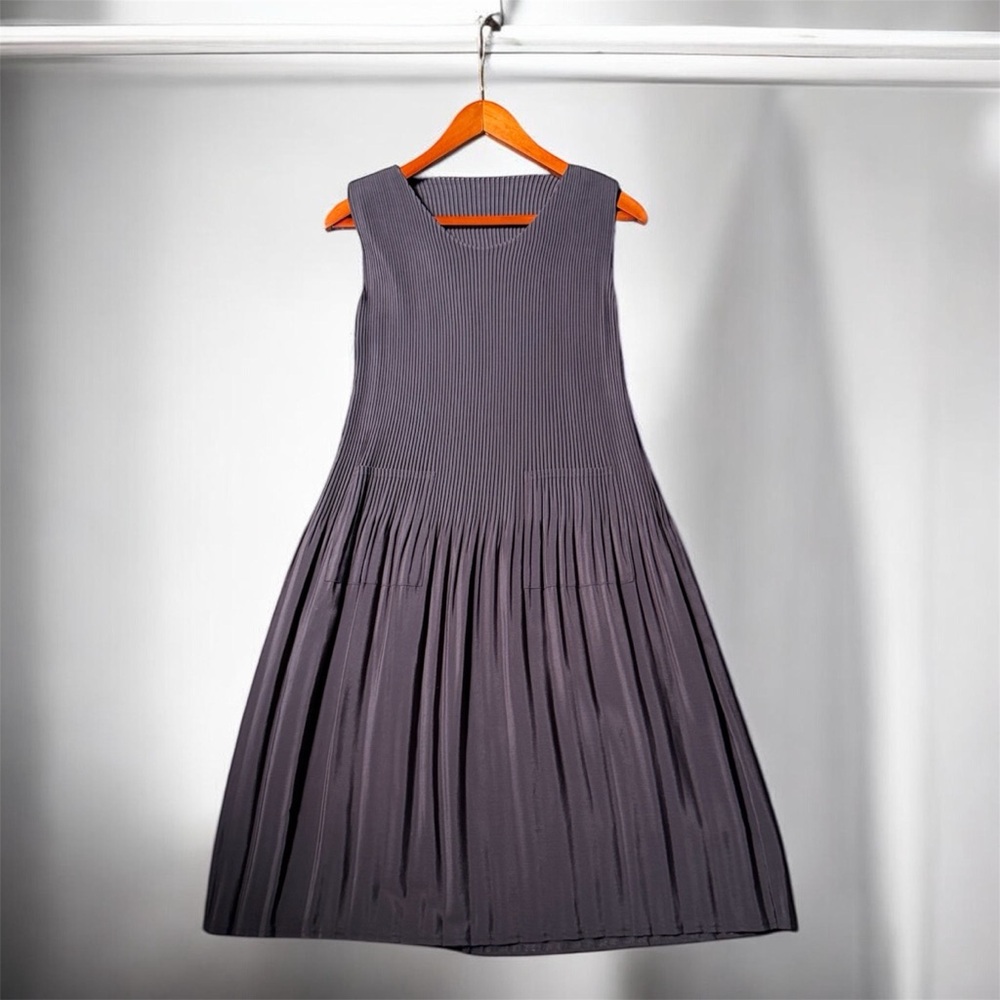Sleeveless Black Pleated Midi Dress